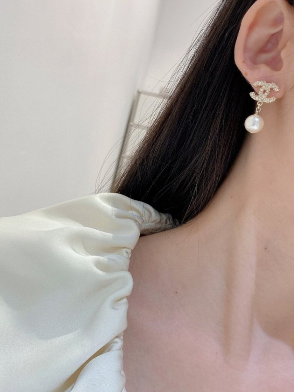 Chanel Gold & Pearl Earrings - Picture 3 of 4